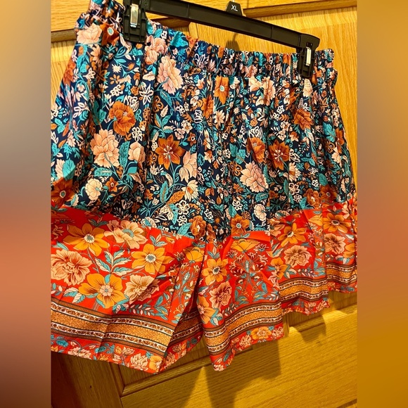NWOT Women’s Size Large Floral Bohemian Shorts in primarily Red/Orange and Blues - Picture 5 of 6